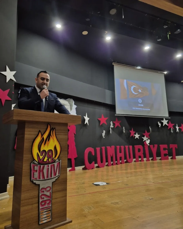 Cumhuriyet Coşkusu Gençlerle Yükseliyor! Bugün sadece bir bayramı değil, bir duruşu kutladık. Cumhuriyet’in ışığında, özgür düşünen, sorgulayan ve üreten gençlerle geleceğe umutla bakıyoruz. Lise öğrencilerimizin yüreklerindeki heyecan, marşların ritminde yankılanan gurur ve gözlerindeki ışıltı; Cumhuriyet’in en güzel mirasının onlar olduğunu bir kez daha hatırlatıyor. Her alkış, her adım, her gülüş bir geleceğin inşası! Çünkü Cumhuriyet, gençlerle her gün yeniden doğar. #CumhuriyetBayramı #29Ekim #CumhuriyetCoşkusu #BilAnadoluLisesi #GelecekBiziz #İlhamlaYükseliyoruz görseli 3