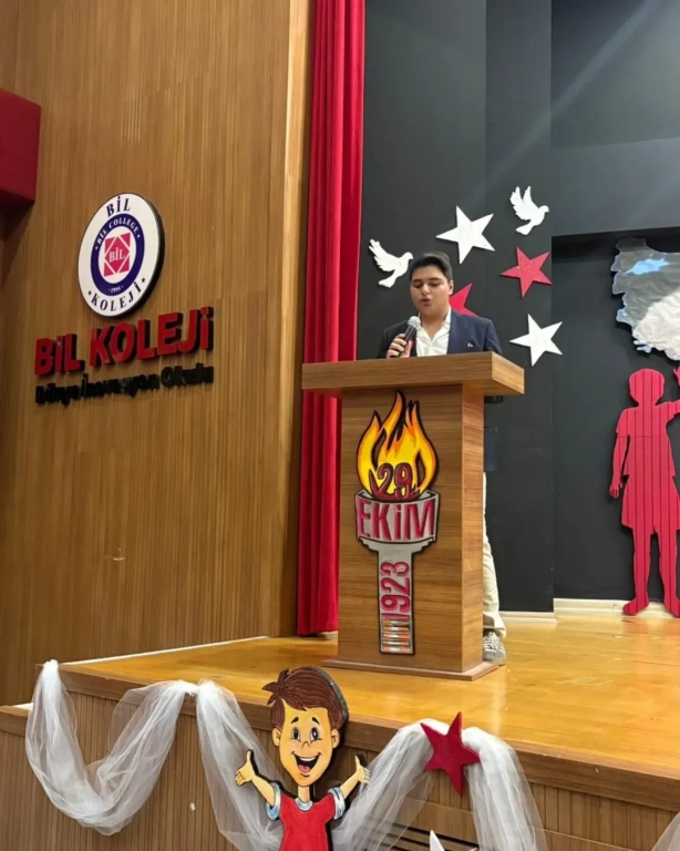 Cumhuriyet Coşkusu Gençlerle Yükseliyor! Bugün sadece bir bayramı değil, bir duruşu kutladık. Cumhuriyet’in ışığında, özgür düşünen, sorgulayan ve üreten gençlerle geleceğe umutla bakıyoruz. Lise öğrencilerimizin yüreklerindeki heyecan, marşların ritminde yankılanan gurur ve gözlerindeki ışıltı; Cumhuriyet’in en güzel mirasının onlar olduğunu bir kez daha hatırlatıyor. Her alkış, her adım, her gülüş bir geleceğin inşası! Çünkü Cumhuriyet, gençlerle her gün yeniden doğar. #CumhuriyetBayramı #29Ekim #CumhuriyetCoşkusu #BilAnadoluLisesi #GelecekBiziz #İlhamlaYükseliyoruz görseli 4