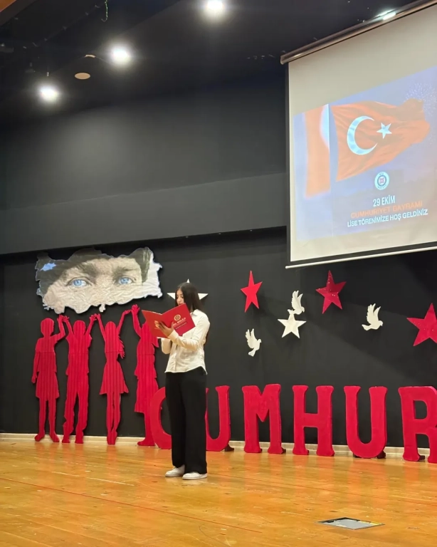 Cumhuriyet Coşkusu Gençlerle Yükseliyor! Bugün sadece bir bayramı değil, bir duruşu kutladık. Cumhuriyet’in ışığında, özgür düşünen, sorgulayan ve üreten gençlerle geleceğe umutla bakıyoruz. Lise öğrencilerimizin yüreklerindeki heyecan, marşların ritminde yankılanan gurur ve gözlerindeki ışıltı; Cumhuriyet’in en güzel mirasının onlar olduğunu bir kez daha hatırlatıyor. Her alkış, her adım, her gülüş bir geleceğin inşası! Çünkü Cumhuriyet, gençlerle her gün yeniden doğar. #CumhuriyetBayramı #29Ekim #CumhuriyetCoşkusu #BilAnadoluLisesi #GelecekBiziz #İlhamlaYükseliyoruz görseli 5