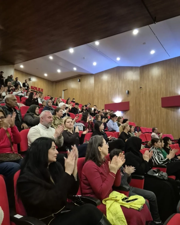 Cumhuriyet Coşkusu Gençlerle Yükseliyor! Bugün sadece bir bayramı değil, bir duruşu kutladık. Cumhuriyet’in ışığında, özgür düşünen, sorgulayan ve üreten gençlerle geleceğe umutla bakıyoruz. Lise öğrencilerimizin yüreklerindeki heyecan, marşların ritminde yankılanan gurur ve gözlerindeki ışıltı; Cumhuriyet’in en güzel mirasının onlar olduğunu bir kez daha hatırlatıyor. Her alkış, her adım, her gülüş bir geleceğin inşası! Çünkü Cumhuriyet, gençlerle her gün yeniden doğar. #CumhuriyetBayramı #29Ekim #CumhuriyetCoşkusu #BilAnadoluLisesi #GelecekBiziz #İlhamlaYükseliyoruz görseli 6