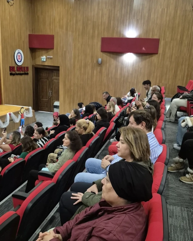Cumhuriyet Coşkusu Gençlerle Yükseliyor! Bugün sadece bir bayramı değil, bir duruşu kutladık. Cumhuriyet’in ışığında, özgür düşünen, sorgulayan ve üreten gençlerle geleceğe umutla bakıyoruz. Lise öğrencilerimizin yüreklerindeki heyecan, marşların ritminde yankılanan gurur ve gözlerindeki ışıltı; Cumhuriyet’in en güzel mirasının onlar olduğunu bir kez daha hatırlatıyor. Her alkış, her adım, her gülüş bir geleceğin inşası! Çünkü Cumhuriyet, gençlerle her gün yeniden doğar. #CumhuriyetBayramı #29Ekim #CumhuriyetCoşkusu #BilAnadoluLisesi #GelecekBiziz #İlhamlaYükseliyoruz görseli 7