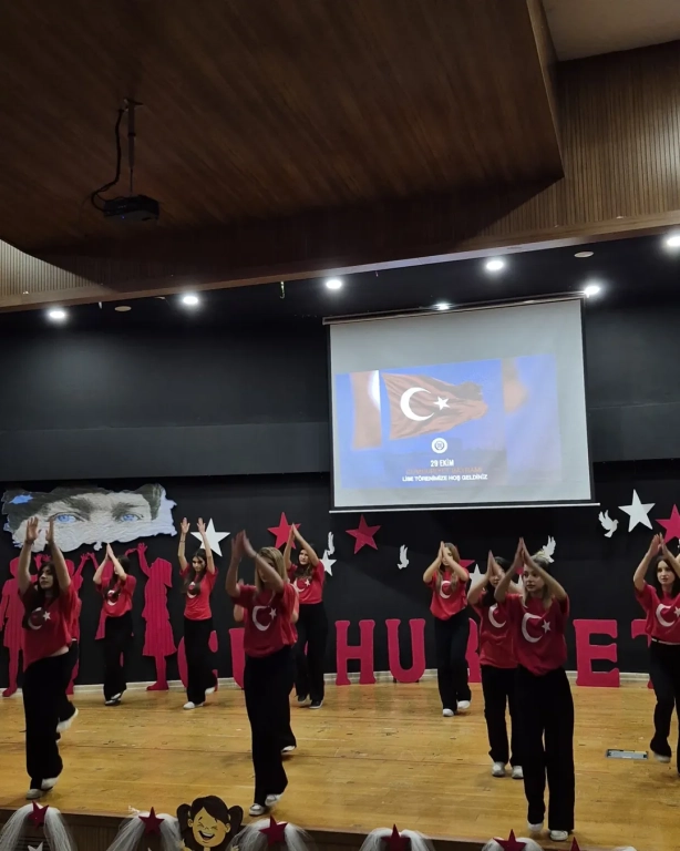 Cumhuriyet Coşkusu Gençlerle Yükseliyor! Bugün sadece bir bayramı değil, bir duruşu kutladık. Cumhuriyet’in ışığında, özgür düşünen, sorgulayan ve üreten gençlerle geleceğe umutla bakıyoruz. Lise öğrencilerimizin yüreklerindeki heyecan, marşların ritminde yankılanan gurur ve gözlerindeki ışıltı; Cumhuriyet’in en güzel mirasının onlar olduğunu bir kez daha hatırlatıyor. Her alkış, her adım, her gülüş bir geleceğin inşası! Çünkü Cumhuriyet, gençlerle her gün yeniden doğar. #CumhuriyetBayramı #29Ekim #CumhuriyetCoşkusu #BilAnadoluLisesi #GelecekBiziz #İlhamlaYükseliyoruz görseli 8