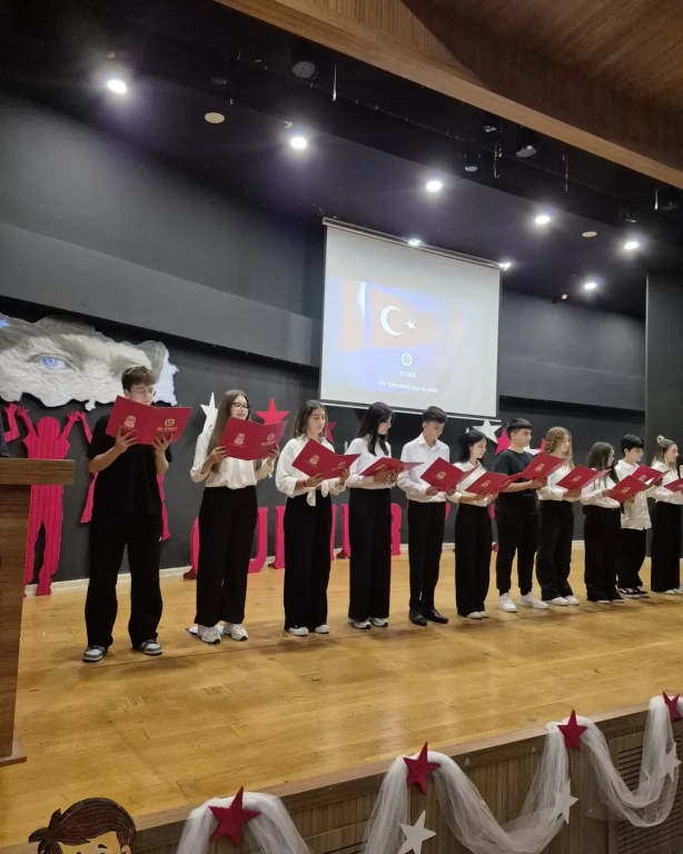 Cumhuriyet Coşkusu Gençlerle Yükseliyor! Bugün sadece bir bayramı değil, bir duruşu kutladık. Cumhuriyet’in ışığında, özgür düşünen, sorgulayan ve üreten gençlerle geleceğe umutla bakıyoruz. Lise öğrencilerimizin yüreklerindeki heyecan, marşların ritminde yankılanan gurur ve gözlerindeki ışıltı; Cumhuriyet’in en güzel mirasının onlar olduğunu bir kez daha hatırlatıyor. Her alkış, her adım, her gülüş bir geleceğin inşası! Çünkü Cumhuriyet, gençlerle her gün yeniden doğar. #CumhuriyetBayramı #29Ekim #CumhuriyetCoşkusu #BilAnadoluLisesi #GelecekBiziz #İlhamlaYükseliyoruz görseli 9