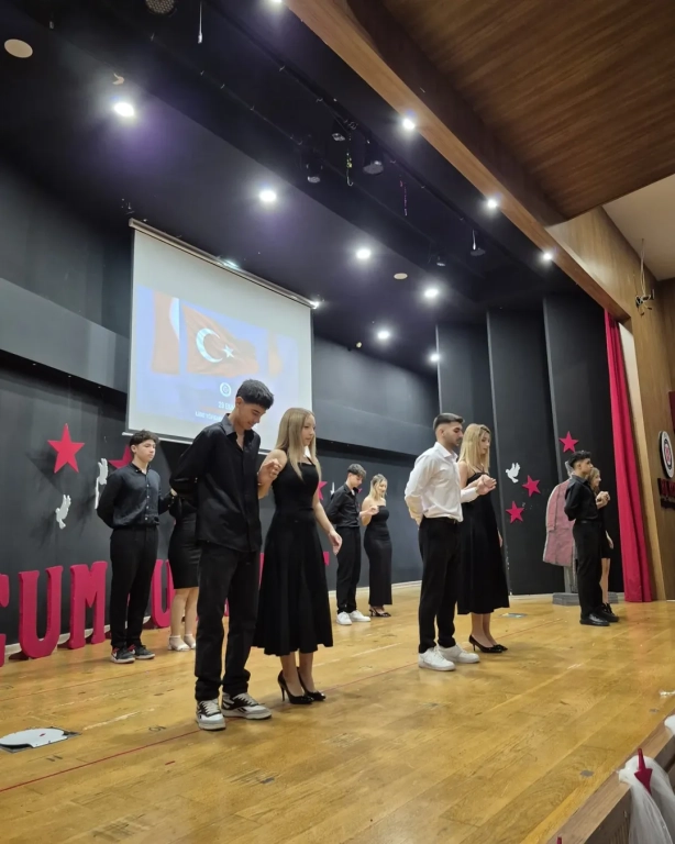 Cumhuriyet Coşkusu Gençlerle Yükseliyor! Bugün sadece bir bayramı değil, bir duruşu kutladık. Cumhuriyet’in ışığında, özgür düşünen, sorgulayan ve üreten gençlerle geleceğe umutla bakıyoruz. Lise öğrencilerimizin yüreklerindeki heyecan, marşların ritminde yankılanan gurur ve gözlerindeki ışıltı; Cumhuriyet’in en güzel mirasının onlar olduğunu bir kez daha hatırlatıyor. Her alkış, her adım, her gülüş bir geleceğin inşası! Çünkü Cumhuriyet, gençlerle her gün yeniden doğar. #CumhuriyetBayramı #29Ekim #CumhuriyetCoşkusu #BilAnadoluLisesi #GelecekBiziz #İlhamlaYükseliyoruz görseli 12