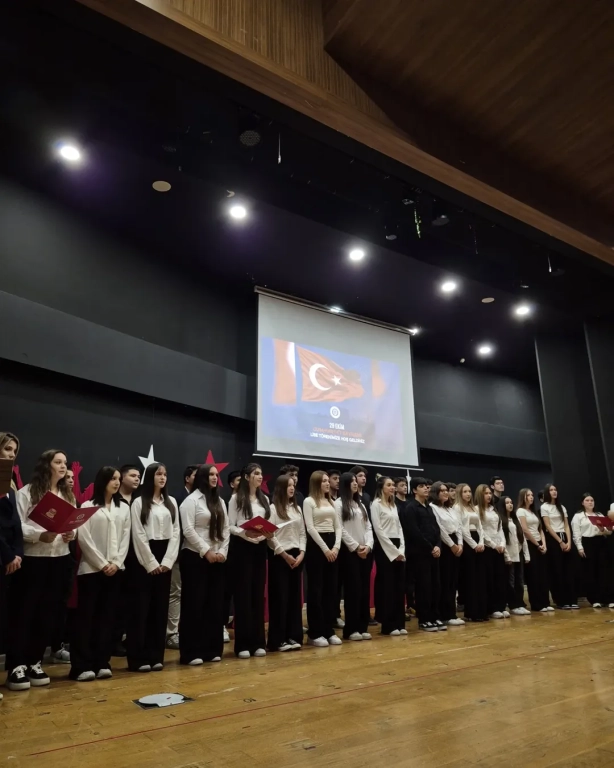 Cumhuriyet Coşkusu Gençlerle Yükseliyor! Bugün sadece bir bayramı değil, bir duruşu kutladık. Cumhuriyet’in ışığında, özgür düşünen, sorgulayan ve üreten gençlerle geleceğe umutla bakıyoruz. Lise öğrencilerimizin yüreklerindeki heyecan, marşların ritminde yankılanan gurur ve gözlerindeki ışıltı; Cumhuriyet’in en güzel mirasının onlar olduğunu bir kez daha hatırlatıyor. Her alkış, her adım, her gülüş bir geleceğin inşası! Çünkü Cumhuriyet, gençlerle her gün yeniden doğar. #CumhuriyetBayramı #29Ekim #CumhuriyetCoşkusu #BilAnadoluLisesi #GelecekBiziz #İlhamlaYükseliyoruz görseli 14