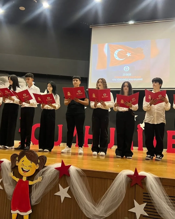 Cumhuriyet Coşkusu Gençlerle Yükseliyor! Bugün sadece bir bayramı değil, bir duruşu kutladık. Cumhuriyet’in ışığında, özgür düşünen, sorgulayan ve üreten gençlerle geleceğe umutla bakıyoruz. Lise öğrencilerimizin yüreklerindeki heyecan, marşların ritminde yankılanan gurur ve gözlerindeki ışıltı; Cumhuriyet’in en güzel mirasının onlar olduğunu bir kez daha hatırlatıyor. Her alkış, her adım, her gülüş bir geleceğin inşası! Çünkü Cumhuriyet, gençlerle her gün yeniden doğar. #CumhuriyetBayramı #29Ekim #CumhuriyetCoşkusu #BilAnadoluLisesi #GelecekBiziz #İlhamlaYükseliyoruz görseli 15