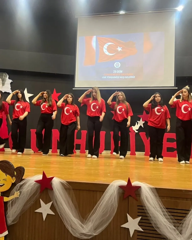 Cumhuriyet Coşkusu Gençlerle Yükseliyor! Bugün sadece bir bayramı değil, bir duruşu kutladık. Cumhuriyet’in ışığında, özgür düşünen, sorgulayan ve üreten gençlerle geleceğe umutla bakıyoruz. Lise öğrencilerimizin yüreklerindeki heyecan, marşların ritminde yankılanan gurur ve gözlerindeki ışıltı; Cumhuriyet’in en güzel mirasının onlar olduğunu bir kez daha hatırlatıyor. Her alkış, her adım, her gülüş bir geleceğin inşası! Çünkü Cumhuriyet, gençlerle her gün yeniden doğar. #CumhuriyetBayramı #29Ekim #CumhuriyetCoşkusu #BilAnadoluLisesi #GelecekBiziz #İlhamlaYükseliyoruz görseli 16