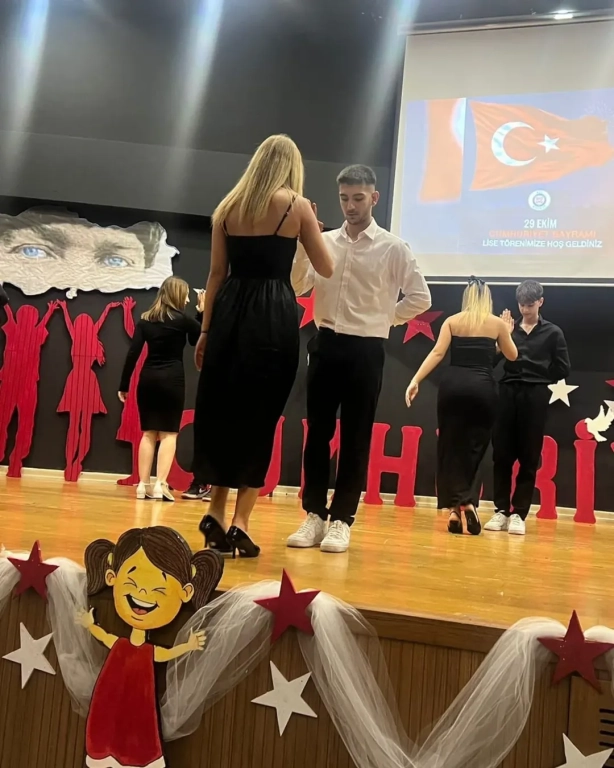 Cumhuriyet Coşkusu Gençlerle Yükseliyor! Bugün sadece bir bayramı değil, bir duruşu kutladık. Cumhuriyet’in ışığında, özgür düşünen, sorgulayan ve üreten gençlerle geleceğe umutla bakıyoruz. Lise öğrencilerimizin yüreklerindeki heyecan, marşların ritminde yankılanan gurur ve gözlerindeki ışıltı; Cumhuriyet’in en güzel mirasının onlar olduğunu bir kez daha hatırlatıyor. Her alkış, her adım, her gülüş bir geleceğin inşası! Çünkü Cumhuriyet, gençlerle her gün yeniden doğar. #CumhuriyetBayramı #29Ekim #CumhuriyetCoşkusu #BilAnadoluLisesi #GelecekBiziz #İlhamlaYükseliyoruz görseli 17