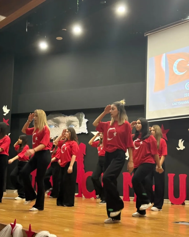 Cumhuriyet Coşkusu Gençlerle Yükseliyor! Bugün sadece bir bayramı değil, bir duruşu kutladık. Cumhuriyet’in ışığında, özgür düşünen, sorgulayan ve üreten gençlerle geleceğe umutla bakıyoruz. Lise öğrencilerimizin yüreklerindeki heyecan, marşların ritminde yankılanan gurur ve gözlerindeki ışıltı; Cumhuriyet’in en güzel mirasının onlar olduğunu bir kez daha hatırlatıyor. Her alkış, her adım, her gülüş bir geleceğin inşası! Çünkü Cumhuriyet, gençlerle her gün yeniden doğar. #CumhuriyetBayramı #29Ekim #CumhuriyetCoşkusu #BilAnadoluLisesi #GelecekBiziz #İlhamlaYükseliyoruz görseli 18