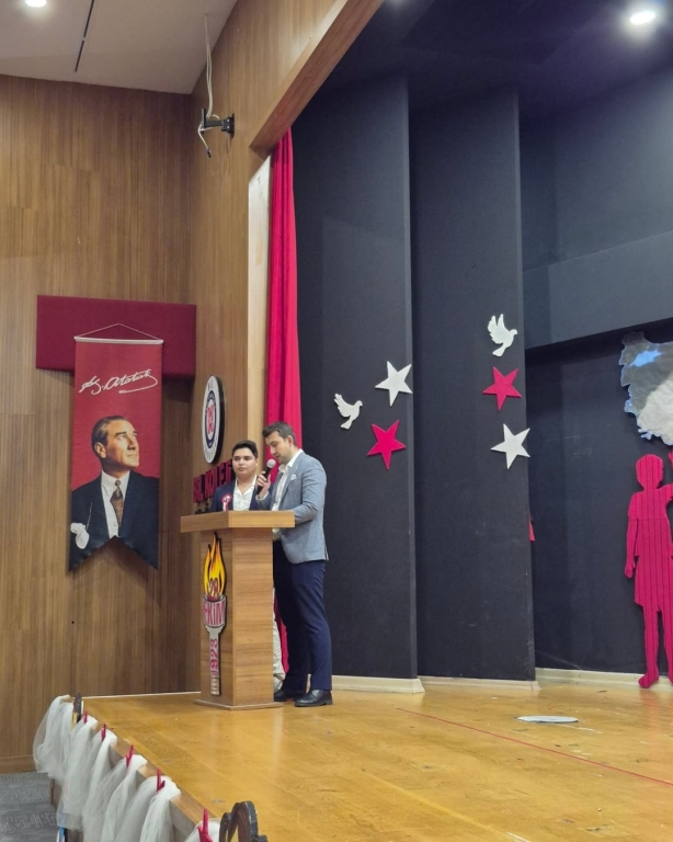 Cumhuriyet Coşkusu Gençlerle Yükseliyor! Bugün sadece bir bayramı değil, bir duruşu kutladık. Cumhuriyet’in ışığında, özgür düşünen, sorgulayan ve üreten gençlerle geleceğe umutla bakıyoruz. Lise öğrencilerimizin yüreklerindeki heyecan, marşların ritminde yankılanan gurur ve gözlerindeki ışıltı; Cumhuriyet’in en güzel mirasının onlar olduğunu bir kez daha hatırlatıyor. Her alkış, her adım, her gülüş bir geleceğin inşası! Çünkü Cumhuriyet, gençlerle her gün yeniden doğar. #CumhuriyetBayramı #29Ekim #CumhuriyetCoşkusu #BilAnadoluLisesi #GelecekBiziz #İlhamlaYükseliyoruz görseli 19