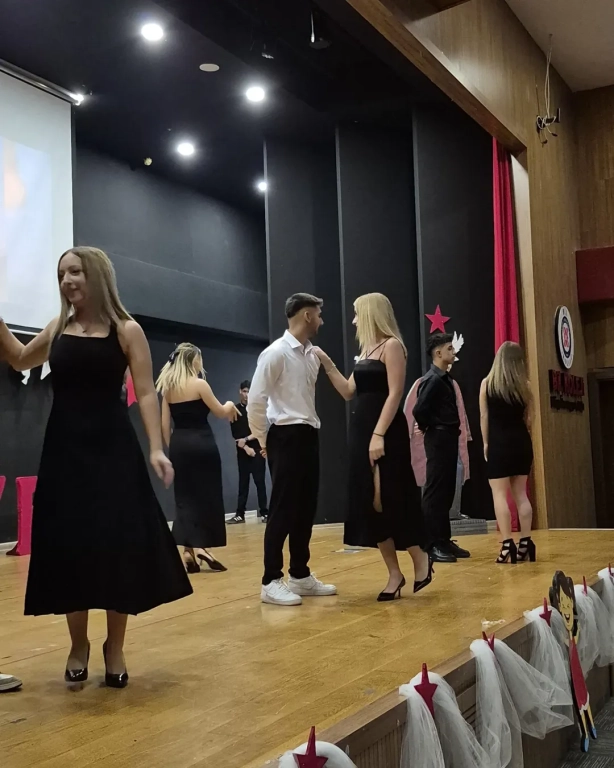 Cumhuriyet’in Işığı Çocuklarımızla Parlıyor! Bugün, 29 Ekim Cumhuriyet Bayramı’nı minik yüreklerin coşkusuyla kutluyoruz. Atatürk’ün bizlere emanet ettiği bu değerli mirası, çocuklarımızın gözlerindeki umut ve yüzlerindeki gülümsemeyle yeniden hissediyoruz. Her adımlarında, her sözlerinde Cumhuriyet sevgisiyle büyüyen geleceğimizin teminatı çocuklarımız var. Onların enerjisiyle bir kez daha diyoruz ki: Cumhuriyet biziz, biz geleceğiz!