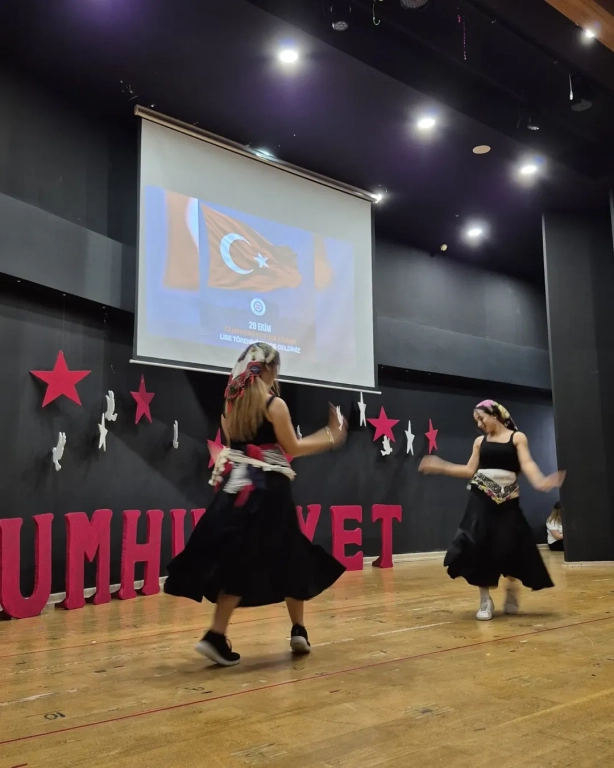 Cumhuriyet’in Işığı Çocuklarımızla Parlıyor! Bugün, 29 Ekim Cumhuriyet Bayramı’nı minik yüreklerin coşkusuyla kutluyoruz. Atatürk’ün bizlere emanet ettiği bu değerli mirası, çocuklarımızın gözlerindeki umut ve yüzlerindeki gülümsemeyle yeniden hissediyoruz. Her adımlarında, her sözlerinde Cumhuriyet sevgisiyle büyüyen geleceğimizin teminatı çocuklarımız var. Onların enerjisiyle bir kez daha diyoruz ki: Cumhuriyet biziz, biz geleceğiz! görseli 2