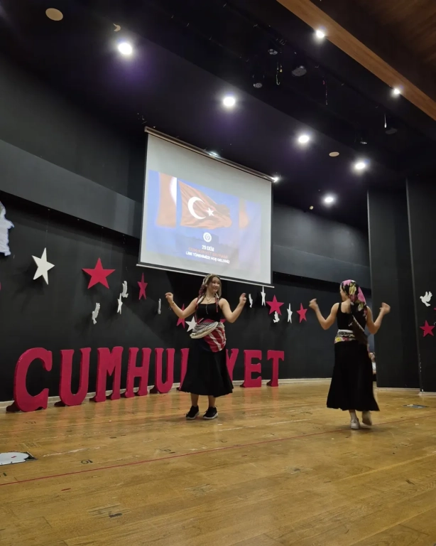 Cumhuriyet’in Işığı Çocuklarımızla Parlıyor! Bugün, 29 Ekim Cumhuriyet Bayramı’nı minik yüreklerin coşkusuyla kutluyoruz. Atatürk’ün bizlere emanet ettiği bu değerli mirası, çocuklarımızın gözlerindeki umut ve yüzlerindeki gülümsemeyle yeniden hissediyoruz. Her adımlarında, her sözlerinde Cumhuriyet sevgisiyle büyüyen geleceğimizin teminatı çocuklarımız var. Onların enerjisiyle bir kez daha diyoruz ki: Cumhuriyet biziz, biz geleceğiz! görseli 4