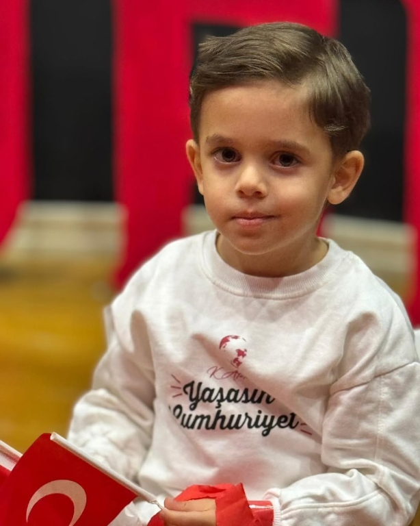Cumhuriyet’in Işığı Çocuklarımızla Parlıyor! Bugün, 29 Ekim Cumhuriyet Bayramı’nı minik yüreklerin coşkusuyla kutluyoruz. Atatürk’ün bizlere emanet ettiği bu değerli mirası, çocuklarımızın gözlerindeki umut ve yüzlerindeki gülümsemeyle yeniden hissediyoruz. Her adımlarında, her sözlerinde Cumhuriyet sevgisiyle büyüyen geleceğimizin teminatı çocuklarımız var. Onların enerjisiyle bir kez daha diyoruz ki: Cumhuriyet biziz, biz geleceğiz! görseli 6