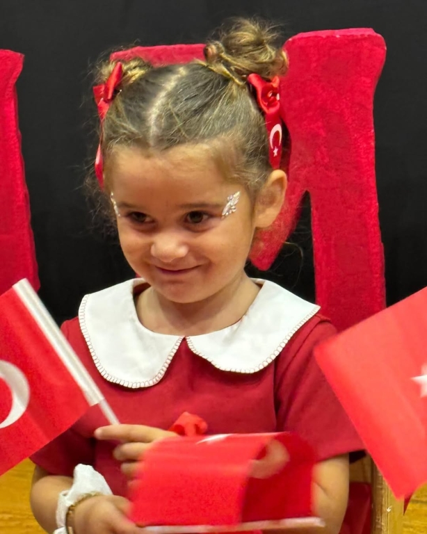 Cumhuriyet’in Işığı Çocuklarımızla Parlıyor! Bugün, 29 Ekim Cumhuriyet Bayramı’nı minik yüreklerin coşkusuyla kutluyoruz. Atatürk’ün bizlere emanet ettiği bu değerli mirası, çocuklarımızın gözlerindeki umut ve yüzlerindeki gülümsemeyle yeniden hissediyoruz. Her adımlarında, her sözlerinde Cumhuriyet sevgisiyle büyüyen geleceğimizin teminatı çocuklarımız var. Onların enerjisiyle bir kez daha diyoruz ki: Cumhuriyet biziz, biz geleceğiz! görseli 8