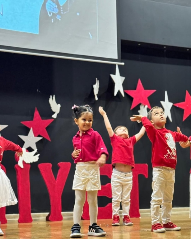 Cumhuriyet’in Işığı Çocuklarımızla Parlıyor! Bugün, 29 Ekim Cumhuriyet Bayramı’nı minik yüreklerin coşkusuyla kutluyoruz. Atatürk’ün bizlere emanet ettiği bu değerli mirası, çocuklarımızın gözlerindeki umut ve yüzlerindeki gülümsemeyle yeniden hissediyoruz. Her adımlarında, her sözlerinde Cumhuriyet sevgisiyle büyüyen geleceğimizin teminatı çocuklarımız var. Onların enerjisiyle bir kez daha diyoruz ki: Cumhuriyet biziz, biz geleceğiz! görseli 12