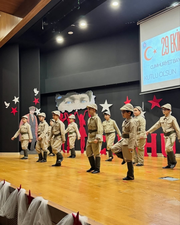 Cumhuriyet’in Işığı Çocuklarımızla Parlıyor! Bugün, 29 Ekim Cumhuriyet Bayramı’nı minik yüreklerin coşkusuyla kutluyoruz. Atatürk’ün bizlere emanet ettiği bu değerli mirası, çocuklarımızın gözlerindeki umut ve yüzlerindeki gülümsemeyle yeniden hissediyoruz. Her adımlarında, her sözlerinde Cumhuriyet sevgisiyle büyüyen geleceğimizin teminatı çocuklarımız var. Onların enerjisiyle bir kez daha diyoruz ki: Cumhuriyet biziz, biz geleceğiz! görseli 27