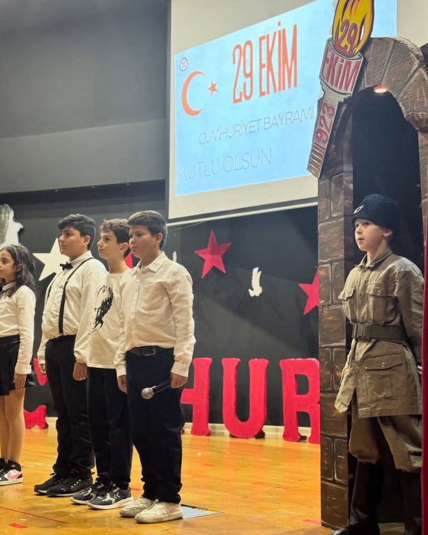 Cumhuriyet’in Işığı Çocuklarımızla Parlıyor! Bugün, 29 Ekim Cumhuriyet Bayramı’nı minik yüreklerin coşkusuyla kutluyoruz. Atatürk’ün bizlere emanet ettiği bu değerli mirası, çocuklarımızın gözlerindeki umut ve yüzlerindeki gülümsemeyle yeniden hissediyoruz. Her adımlarında, her sözlerinde Cumhuriyet sevgisiyle büyüyen geleceğimizin teminatı çocuklarımız var. Onların enerjisiyle bir kez daha diyoruz ki: Cumhuriyet biziz, biz geleceğiz! görseli 29