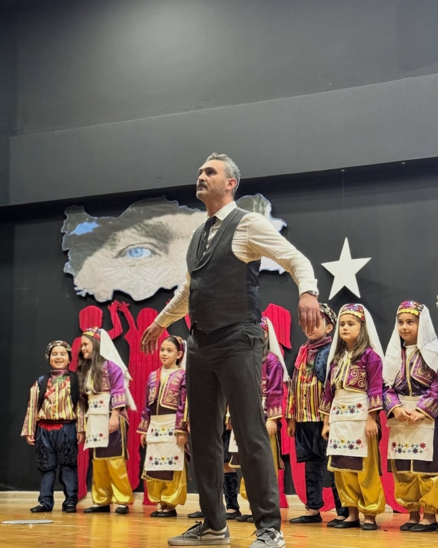 Cumhuriyet’in Işığı Çocuklarımızla Parlıyor! Bugün, 29 Ekim Cumhuriyet Bayramı’nı minik yüreklerin coşkusuyla kutluyoruz. Atatürk’ün bizlere emanet ettiği bu değerli mirası, çocuklarımızın gözlerindeki umut ve yüzlerindeki gülümsemeyle yeniden hissediyoruz. Her adımlarında, her sözlerinde Cumhuriyet sevgisiyle büyüyen geleceğimizin teminatı çocuklarımız var. Onların enerjisiyle bir kez daha diyoruz ki: Cumhuriyet biziz, biz geleceğiz! görseli 34