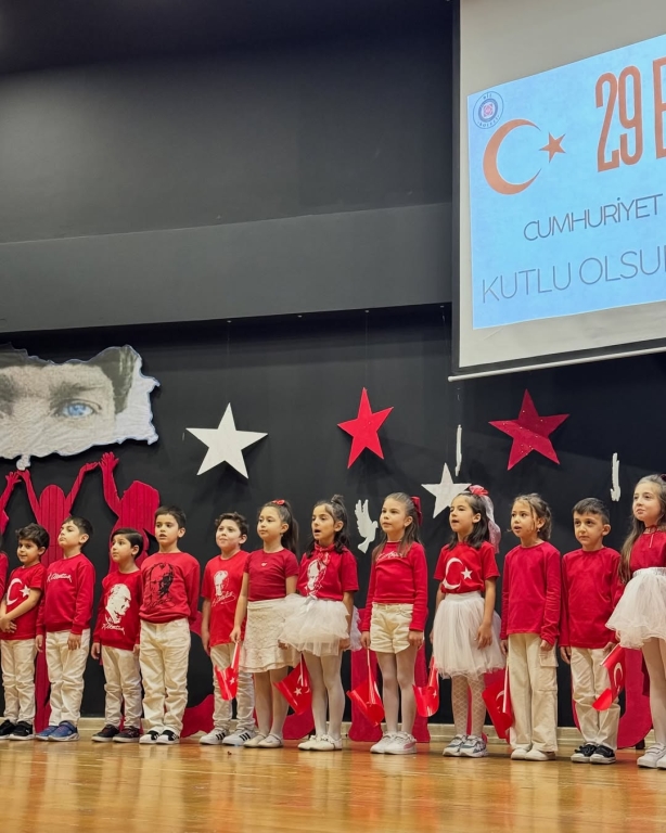 Cumhuriyet’in Işığı Çocuklarımızla Parlıyor! Bugün, 29 Ekim Cumhuriyet Bayramı’nı minik yüreklerin coşkusuyla kutluyoruz. Atatürk’ün bizlere emanet ettiği bu değerli mirası, çocuklarımızın gözlerindeki umut ve yüzlerindeki gülümsemeyle yeniden hissediyoruz. Her adımlarında, her sözlerinde Cumhuriyet sevgisiyle büyüyen geleceğimizin teminatı çocuklarımız var. Onların enerjisiyle bir kez daha diyoruz ki: Cumhuriyet biziz, biz geleceğiz! görseli 37