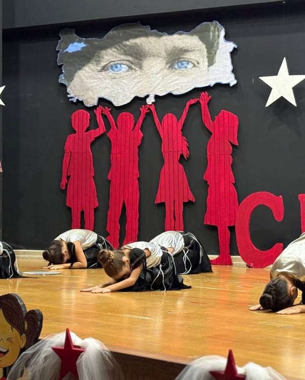 Cumhuriyet’in Işığı Çocuklarımızla Parlıyor! Bugün, 29 Ekim Cumhuriyet Bayramı’nı minik yüreklerin coşkusuyla kutluyoruz. Atatürk’ün bizlere emanet ettiği bu değerli mirası, çocuklarımızın gözlerindeki umut ve yüzlerindeki gülümsemeyle yeniden hissediyoruz. Her adımlarında, her sözlerinde Cumhuriyet sevgisiyle büyüyen geleceğimizin teminatı çocuklarımız var. Onların enerjisiyle bir kez daha diyoruz ki: Cumhuriyet biziz, biz geleceğiz! görseli 41