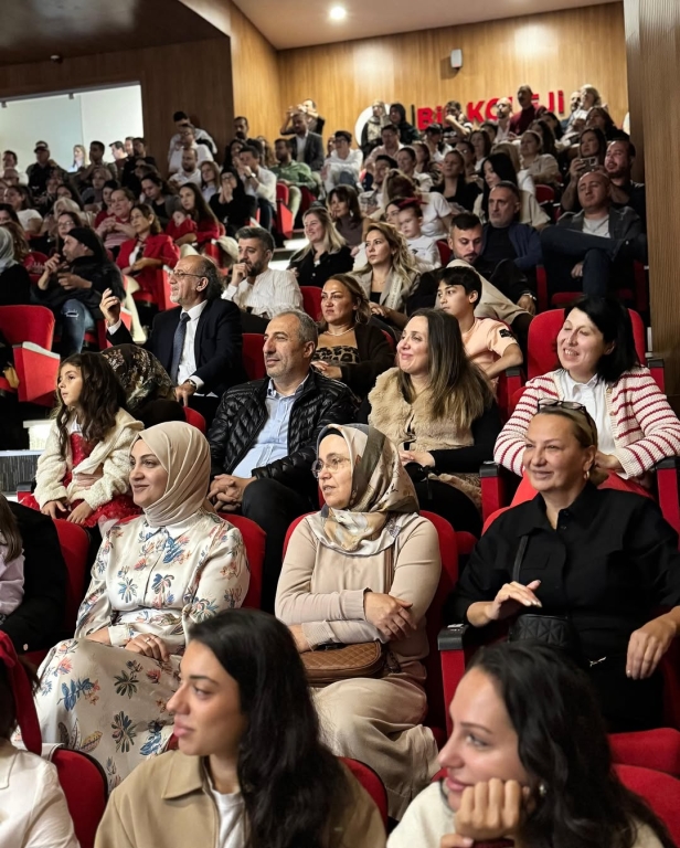 Cumhuriyet’in Işığı Çocuklarımızla Parlıyor! Bugün, 29 Ekim Cumhuriyet Bayramı’nı minik yüreklerin coşkusuyla kutluyoruz. Atatürk’ün bizlere emanet ettiği bu değerli mirası, çocuklarımızın gözlerindeki umut ve yüzlerindeki gülümsemeyle yeniden hissediyoruz. Her adımlarında, her sözlerinde Cumhuriyet sevgisiyle büyüyen geleceğimizin teminatı çocuklarımız var. Onların enerjisiyle bir kez daha diyoruz ki: Cumhuriyet biziz, biz geleceğiz! görseli 42