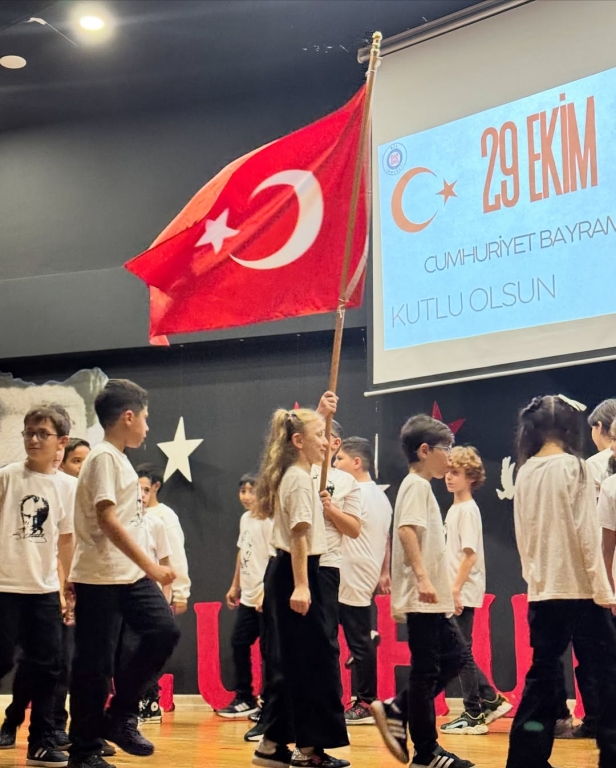 Cumhuriyet’in Işığı Çocuklarımızla Parlıyor! Bugün, 29 Ekim Cumhuriyet Bayramı’nı minik yüreklerin coşkusuyla kutluyoruz. Atatürk’ün bizlere emanet ettiği bu değerli mirası, çocuklarımızın gözlerindeki umut ve yüzlerindeki gülümsemeyle yeniden hissediyoruz. Her adımlarında, her sözlerinde Cumhuriyet sevgisiyle büyüyen geleceğimizin teminatı çocuklarımız var. Onların enerjisiyle bir kez daha diyoruz ki: Cumhuriyet biziz, biz geleceğiz! görseli 45