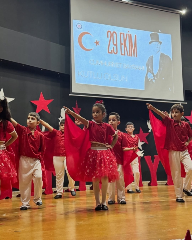 Cumhuriyet’in Işığı Çocuklarımızla Parlıyor! Bugün, 29 Ekim Cumhuriyet Bayramı’nı minik yüreklerin coşkusuyla kutluyoruz. Atatürk’ün bizlere emanet ettiği bu değerli mirası, çocuklarımızın gözlerindeki umut ve yüzlerindeki gülümsemeyle yeniden hissediyoruz. Her adımlarında, her sözlerinde Cumhuriyet sevgisiyle büyüyen geleceğimizin teminatı çocuklarımız var. Onların enerjisiyle bir kez daha diyoruz ki: Cumhuriyet biziz, biz geleceğiz! görseli 46