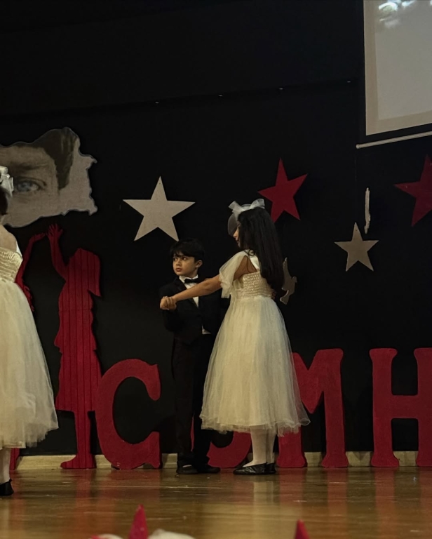 Cumhuriyet’in Işığı Çocuklarımızla Parlıyor! Bugün, 29 Ekim Cumhuriyet Bayramı’nı minik yüreklerin coşkusuyla kutluyoruz. Atatürk’ün bizlere emanet ettiği bu değerli mirası, çocuklarımızın gözlerindeki umut ve yüzlerindeki gülümsemeyle yeniden hissediyoruz. Her adımlarında, her sözlerinde Cumhuriyet sevgisiyle büyüyen geleceğimizin teminatı çocuklarımız var. Onların enerjisiyle bir kez daha diyoruz ki: Cumhuriyet biziz, biz geleceğiz! görseli 47