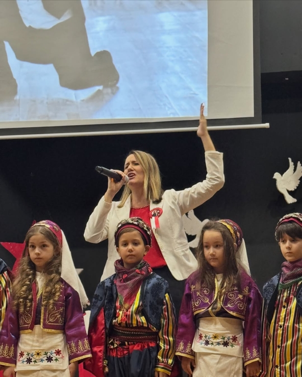 Cumhuriyet’in Işığı Çocuklarımızla Parlıyor! Bugün, 29 Ekim Cumhuriyet Bayramı’nı minik yüreklerin coşkusuyla kutluyoruz. Atatürk’ün bizlere emanet ettiği bu değerli mirası, çocuklarımızın gözlerindeki umut ve yüzlerindeki gülümsemeyle yeniden hissediyoruz. Her adımlarında, her sözlerinde Cumhuriyet sevgisiyle büyüyen geleceğimizin teminatı çocuklarımız var. Onların enerjisiyle bir kez daha diyoruz ki: Cumhuriyet biziz, biz geleceğiz! görseli 49
