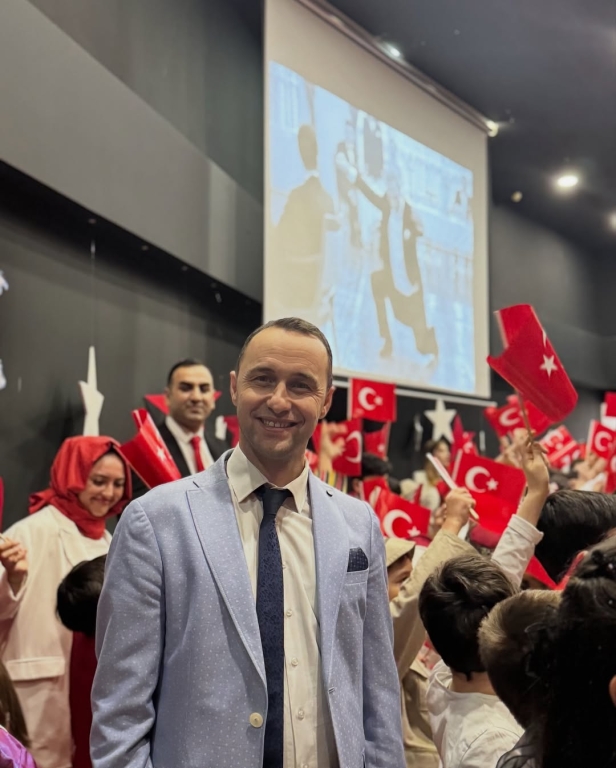 Cumhuriyet’in Işığı Çocuklarımızla Parlıyor! Bugün, 29 Ekim Cumhuriyet Bayramı’nı minik yüreklerin coşkusuyla kutluyoruz. Atatürk’ün bizlere emanet ettiği bu değerli mirası, çocuklarımızın gözlerindeki umut ve yüzlerindeki gülümsemeyle yeniden hissediyoruz. Her adımlarında, her sözlerinde Cumhuriyet sevgisiyle büyüyen geleceğimizin teminatı çocuklarımız var. Onların enerjisiyle bir kez daha diyoruz ki: Cumhuriyet biziz, biz geleceğiz! görseli 50