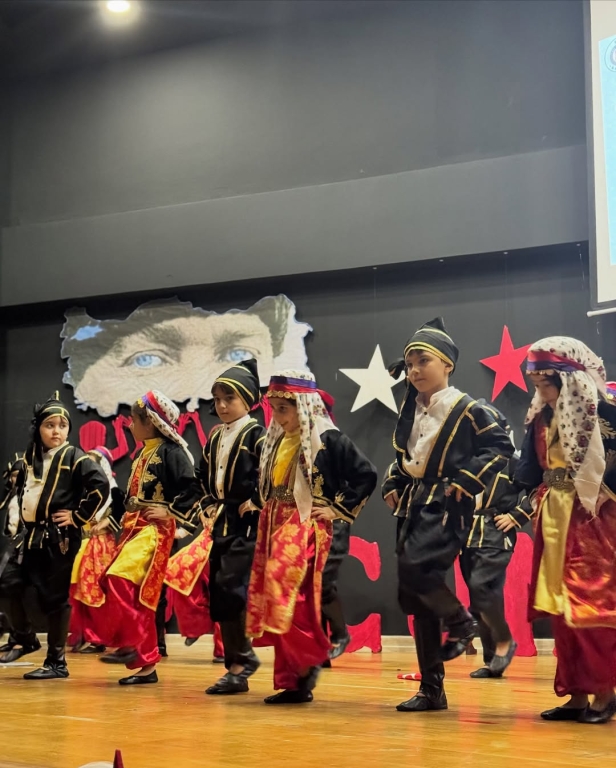 Cumhuriyet’in Işığı Çocuklarımızla Parlıyor! Bugün, 29 Ekim Cumhuriyet Bayramı’nı minik yüreklerin coşkusuyla kutluyoruz. Atatürk’ün bizlere emanet ettiği bu değerli mirası, çocuklarımızın gözlerindeki umut ve yüzlerindeki gülümsemeyle yeniden hissediyoruz. Her adımlarında, her sözlerinde Cumhuriyet sevgisiyle büyüyen geleceğimizin teminatı çocuklarımız var. Onların enerjisiyle bir kez daha diyoruz ki: Cumhuriyet biziz, biz geleceğiz! görseli 52