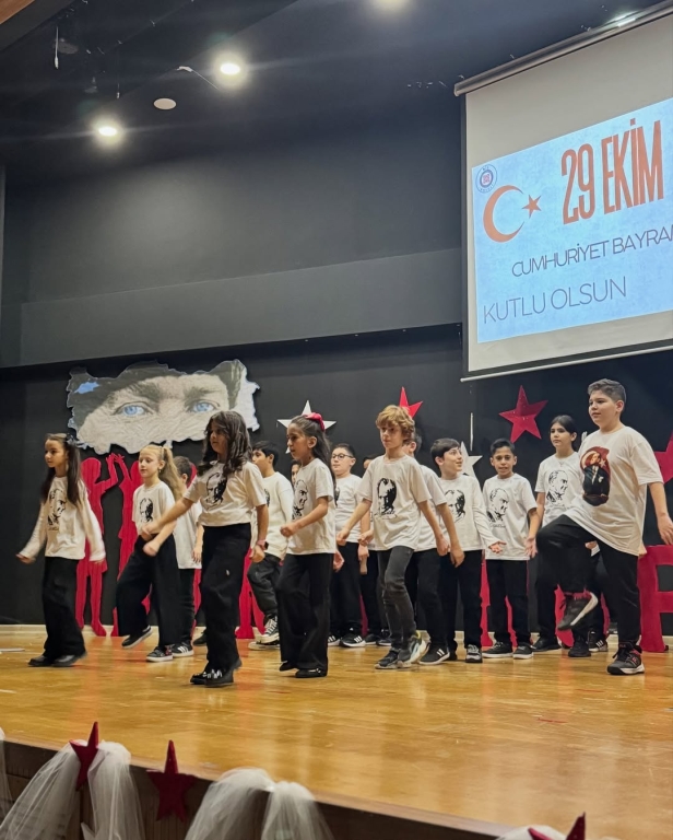 Cumhuriyet’in Işığı Çocuklarımızla Parlıyor! Bugün, 29 Ekim Cumhuriyet Bayramı’nı minik yüreklerin coşkusuyla kutluyoruz. Atatürk’ün bizlere emanet ettiği bu değerli mirası, çocuklarımızın gözlerindeki umut ve yüzlerindeki gülümsemeyle yeniden hissediyoruz. Her adımlarında, her sözlerinde Cumhuriyet sevgisiyle büyüyen geleceğimizin teminatı çocuklarımız var. Onların enerjisiyle bir kez daha diyoruz ki: Cumhuriyet biziz, biz geleceğiz! görseli 55