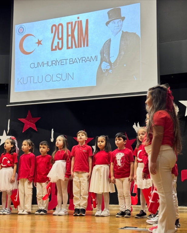 Cumhuriyet’in Işığı Çocuklarımızla Parlıyor! Bugün, 29 Ekim Cumhuriyet Bayramı’nı minik yüreklerin coşkusuyla kutluyoruz. Atatürk’ün bizlere emanet ettiği bu değerli mirası, çocuklarımızın gözlerindeki umut ve yüzlerindeki gülümsemeyle yeniden hissediyoruz. Her adımlarında, her sözlerinde Cumhuriyet sevgisiyle büyüyen geleceğimizin teminatı çocuklarımız var. Onların enerjisiyle bir kez daha diyoruz ki: Cumhuriyet biziz, biz geleceğiz! görseli 56
