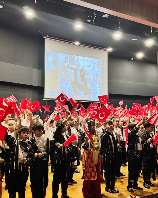 Cumhuriyet’in Işığı Çocuklarımızla Parlıyor! Bugün, 29 Ekim Cumhuriyet Bayramı’nı minik yüreklerin coşkusuyla kutluyoruz. Atatürk’ün bizlere emanet ettiği bu değerli mirası, çocuklarımızın gözlerindeki umut ve yüzlerindeki gülümsemeyle yeniden hissediyoruz. Her adımlarında, her sözlerinde Cumhuriyet sevgisiyle büyüyen geleceğimizin teminatı çocuklarımız var. Onların enerjisiyle bir kez daha diyoruz ki: Cumhuriyet biziz, biz geleceğiz! görseli 57