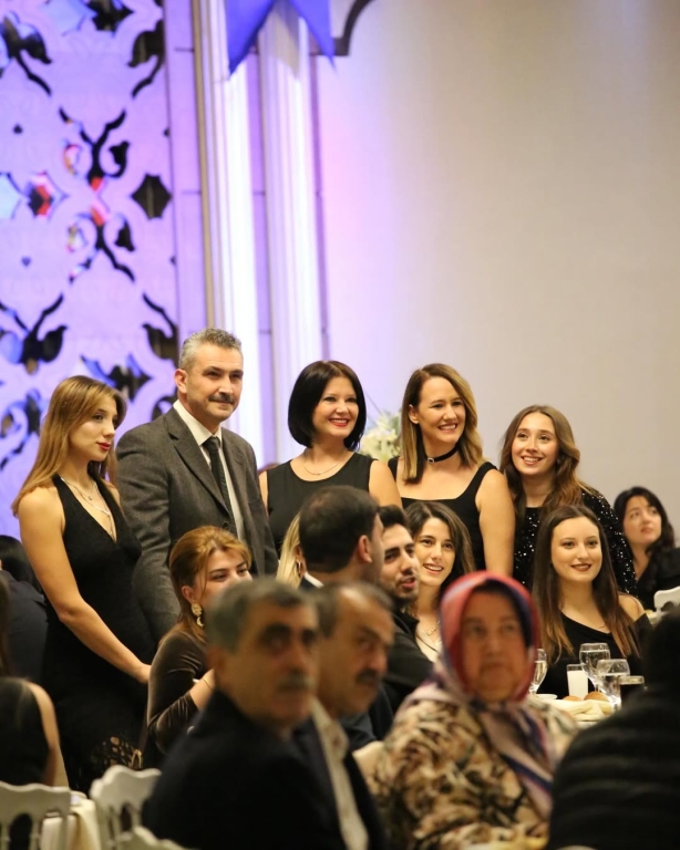 BİL Kolejleri ailesi olarak Öğretmenler Günü yemeğinde bir araya geldik. Eğitime gönül veren, geleceği şekillendiren tüm öğretmenlerimizin emeklerini, özverisini ve yüreğini kutlamak için aynı sofrada buluşmak bizim için büyük bir mutluluk oldu. Birlikte nice ilham dolu yıllara… Tüm öğretmenlerimizin Öğretmenler Günü kutlu olsun! #ÖğretmenlerGünü #BİLAilesi #Eğitim #ÖğretmenlerGünüYemeği #BirlikteGüçlüyüz görseli 3