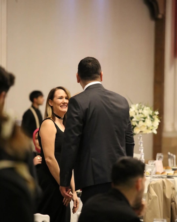 BİL Kolejleri ailesi olarak Öğretmenler Günü yemeğinde bir araya geldik. Eğitime gönül veren, geleceği şekillendiren tüm öğretmenlerimizin emeklerini, özverisini ve yüreğini kutlamak için aynı sofrada buluşmak bizim için büyük bir mutluluk oldu. Birlikte nice ilham dolu yıllara… Tüm öğretmenlerimizin Öğretmenler Günü kutlu olsun! #ÖğretmenlerGünü #BİLAilesi #Eğitim #ÖğretmenlerGünüYemeği #BirlikteGüçlüyüz görseli 4