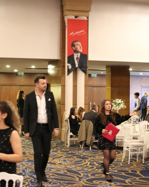 BİL Kolejleri ailesi olarak Öğretmenler Günü yemeğinde bir araya geldik. Eğitime gönül veren, geleceği şekillendiren tüm öğretmenlerimizin emeklerini, özverisini ve yüreğini kutlamak için aynı sofrada buluşmak bizim için büyük bir mutluluk oldu. Birlikte nice ilham dolu yıllara… Tüm öğretmenlerimizin Öğretmenler Günü kutlu olsun! #ÖğretmenlerGünü #BİLAilesi #Eğitim #ÖğretmenlerGünüYemeği #BirlikteGüçlüyüz görseli 5