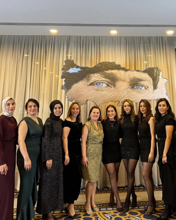 BİL Kolejleri ailesi olarak Öğretmenler Günü yemeğinde bir araya geldik. Eğitime gönül veren, geleceği şekillendiren tüm öğretmenlerimizin emeklerini, özverisini ve yüreğini kutlamak için aynı sofrada buluşmak bizim için büyük bir mutluluk oldu. Birlikte nice ilham dolu yıllara… Tüm öğretmenlerimizin Öğretmenler Günü kutlu olsun! #ÖğretmenlerGünü #BİLAilesi #Eğitim #ÖğretmenlerGünüYemeği #BirlikteGüçlüyüz görseli 6