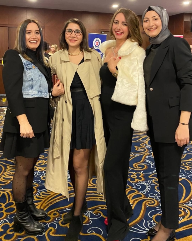 BİL Kolejleri ailesi olarak Öğretmenler Günü yemeğinde bir araya geldik. Eğitime gönül veren, geleceği şekillendiren tüm öğretmenlerimizin emeklerini, özverisini ve yüreğini kutlamak için aynı sofrada buluşmak bizim için büyük bir mutluluk oldu. Birlikte nice ilham dolu yıllara… Tüm öğretmenlerimizin Öğretmenler Günü kutlu olsun! #ÖğretmenlerGünü #BİLAilesi #Eğitim #ÖğretmenlerGünüYemeği #BirlikteGüçlüyüz görseli 8