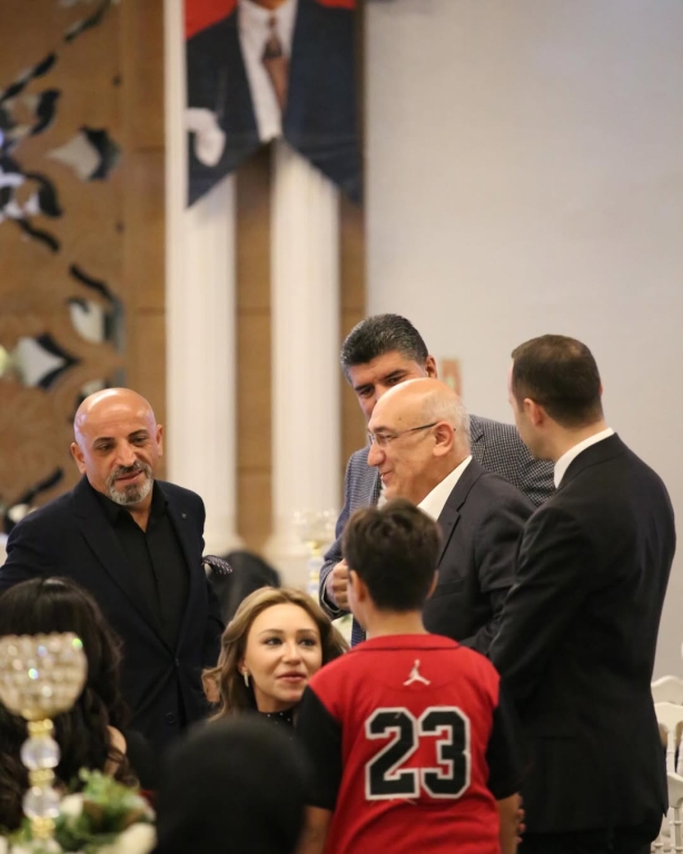 BİL Kolejleri ailesi olarak Öğretmenler Günü yemeğinde bir araya geldik. Eğitime gönül veren, geleceği şekillendiren tüm öğretmenlerimizin emeklerini, özverisini ve yüreğini kutlamak için aynı sofrada buluşmak bizim için büyük bir mutluluk oldu. Birlikte nice ilham dolu yıllara… Tüm öğretmenlerimizin Öğretmenler Günü kutlu olsun! #ÖğretmenlerGünü #BİLAilesi #Eğitim #ÖğretmenlerGünüYemeği #BirlikteGüçlüyüz görseli 14