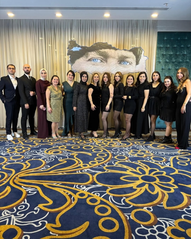 BİL Kolejleri ailesi olarak Öğretmenler Günü yemeğinde bir araya geldik. Eğitime gönül veren, geleceği şekillendiren tüm öğretmenlerimizin emeklerini, özverisini ve yüreğini kutlamak için aynı sofrada buluşmak bizim için büyük bir mutluluk oldu. Birlikte nice ilham dolu yıllara… Tüm öğretmenlerimizin Öğretmenler Günü kutlu olsun! #ÖğretmenlerGünü #BİLAilesi #Eğitim #ÖğretmenlerGünüYemeği #BirlikteGüçlüyüz görseli 21