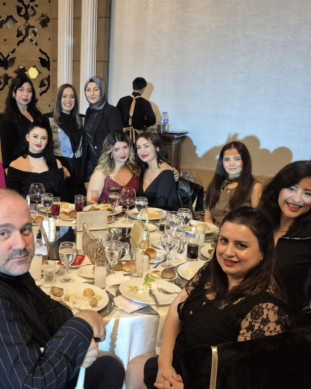BİL Kolejleri ailesi olarak Öğretmenler Günü yemeğinde bir araya geldik. Eğitime gönül veren, geleceği şekillendiren tüm öğretmenlerimizin emeklerini, özverisini ve yüreğini kutlamak için aynı sofrada buluşmak bizim için büyük bir mutluluk oldu. Birlikte nice ilham dolu yıllara… Tüm öğretmenlerimizin Öğretmenler Günü kutlu olsun! #ÖğretmenlerGünü #BİLAilesi #Eğitim #ÖğretmenlerGünüYemeği #BirlikteGüçlüyüz görseli 23