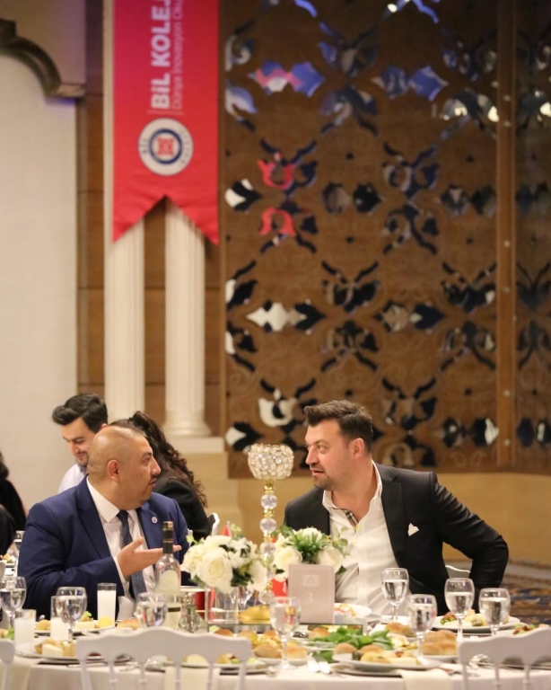 BİL Kolejleri ailesi olarak Öğretmenler Günü yemeğinde bir araya geldik. Eğitime gönül veren, geleceği şekillendiren tüm öğretmenlerimizin emeklerini, özverisini ve yüreğini kutlamak için aynı sofrada buluşmak bizim için büyük bir mutluluk oldu. Birlikte nice ilham dolu yıllara… Tüm öğretmenlerimizin Öğretmenler Günü kutlu olsun! #ÖğretmenlerGünü #BİLAilesi #Eğitim #ÖğretmenlerGünüYemeği #BirlikteGüçlüyüz görseli 26