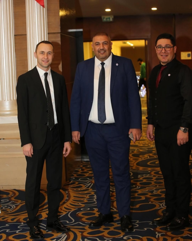 BİL Kolejleri ailesi olarak Öğretmenler Günü yemeğinde bir araya geldik. Eğitime gönül veren, geleceği şekillendiren tüm öğretmenlerimizin emeklerini, özverisini ve yüreğini kutlamak için aynı sofrada buluşmak bizim için büyük bir mutluluk oldu. Birlikte nice ilham dolu yıllara… Tüm öğretmenlerimizin Öğretmenler Günü kutlu olsun! #ÖğretmenlerGünü #BİLAilesi #Eğitim #ÖğretmenlerGünüYemeği #BirlikteGüçlüyüz görseli 29