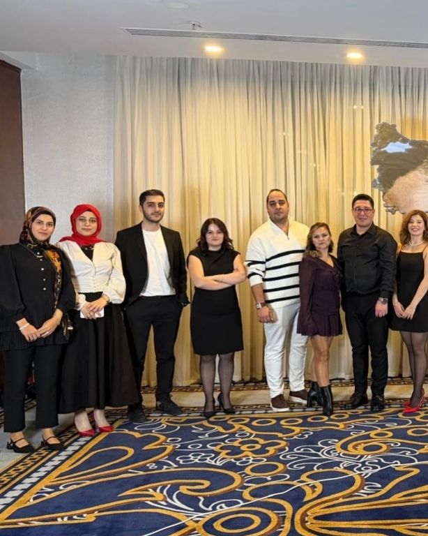 BİL Kolejleri ailesi olarak Öğretmenler Günü yemeğinde bir araya geldik. Eğitime gönül veren, geleceği şekillendiren tüm öğretmenlerimizin emeklerini, özverisini ve yüreğini kutlamak için aynı sofrada buluşmak bizim için büyük bir mutluluk oldu. Birlikte nice ilham dolu yıllara… Tüm öğretmenlerimizin Öğretmenler Günü kutlu olsun! #ÖğretmenlerGünü #BİLAilesi #Eğitim #ÖğretmenlerGünüYemeği #BirlikteGüçlüyüz görseli 30