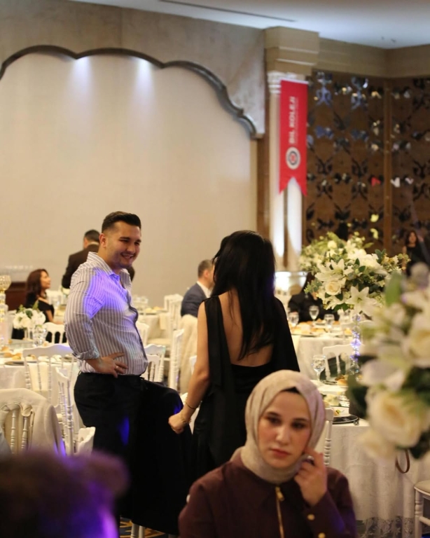 BİL Kolejleri ailesi olarak Öğretmenler Günü yemeğinde bir araya geldik. Eğitime gönül veren, geleceği şekillendiren tüm öğretmenlerimizin emeklerini, özverisini ve yüreğini kutlamak için aynı sofrada buluşmak bizim için büyük bir mutluluk oldu. Birlikte nice ilham dolu yıllara… Tüm öğretmenlerimizin Öğretmenler Günü kutlu olsun! #ÖğretmenlerGünü #BİLAilesi #Eğitim #ÖğretmenlerGünüYemeği #BirlikteGüçlüyüz görseli 31