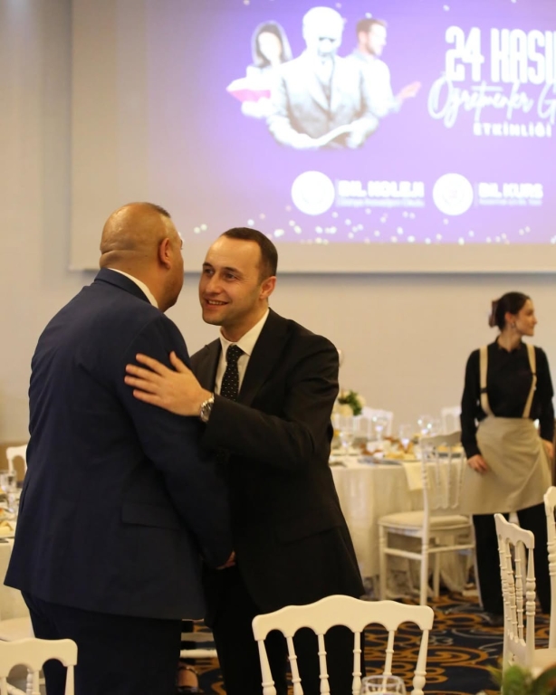 24 Kasım Öğretmenler Günü’nü, kıymetli öğretmenlerimizle bir arada keyifli bir yemek organizasyonunda kutladık. Geleceği şekillendiren, umut aşılayan, her öğrencinin kalbine dokunan tüm öğretmenlerimizin bu özel gününü en içten dileklerimizle kutluyoruz. Bir toplumun gelişimi öğretmenlerin yüreğiyle başlar… Emekleri, sabırları ve fedakarlıkları için tüm öğretmenlerimize teşekkür ediyoruz. görseli 2