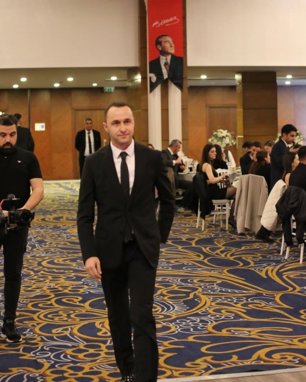 24 Kasım Öğretmenler Günü’nü, kıymetli öğretmenlerimizle bir arada keyifli bir yemek organizasyonunda kutladık. Geleceği şekillendiren, umut aşılayan, her öğrencinin kalbine dokunan tüm öğretmenlerimizin bu özel gününü en içten dileklerimizle kutluyoruz. Bir toplumun gelişimi öğretmenlerin yüreğiyle başlar… Emekleri, sabırları ve fedakarlıkları için tüm öğretmenlerimize teşekkür ediyoruz. görseli 3