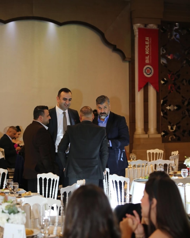24 Kasım Öğretmenler Günü’nü, kıymetli öğretmenlerimizle bir arada keyifli bir yemek organizasyonunda kutladık. Geleceği şekillendiren, umut aşılayan, her öğrencinin kalbine dokunan tüm öğretmenlerimizin bu özel gününü en içten dileklerimizle kutluyoruz. Bir toplumun gelişimi öğretmenlerin yüreğiyle başlar… Emekleri, sabırları ve fedakarlıkları için tüm öğretmenlerimize teşekkür ediyoruz. görseli 5
